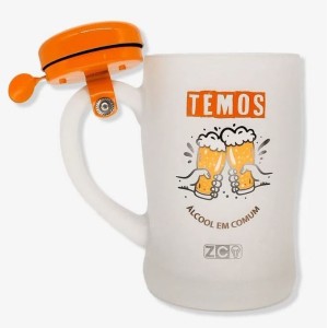 CANECA COM CAMPAINHA TEMOS ÁLCOOL EM COMUM – ZONACRIATIVA